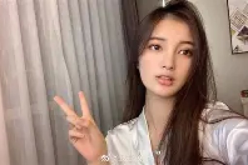 内娱女演员深夜溜进KTV陪酒姿态放低到尘埃